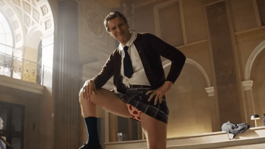 Liam Neeson surpreende ao usar minissaia e calcinha no reboot de “Corra Que a Polícia Vem Aí!”